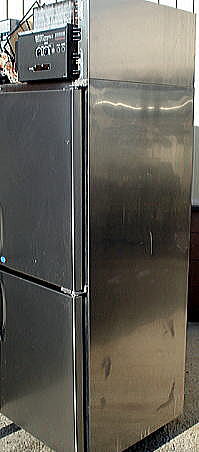 縦型冷凍冷蔵庫　右側面部